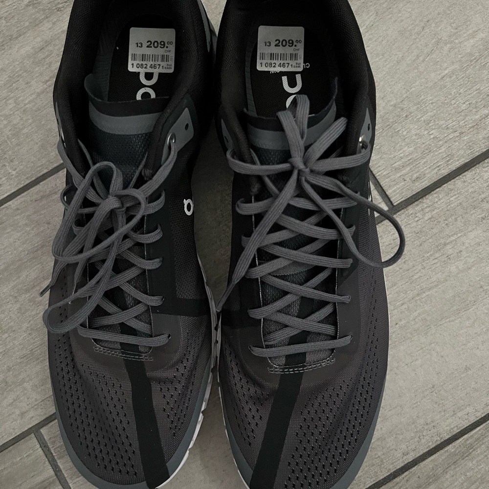 New!!! mens Oncloud cloud flow tennis shoes black/asphalt.